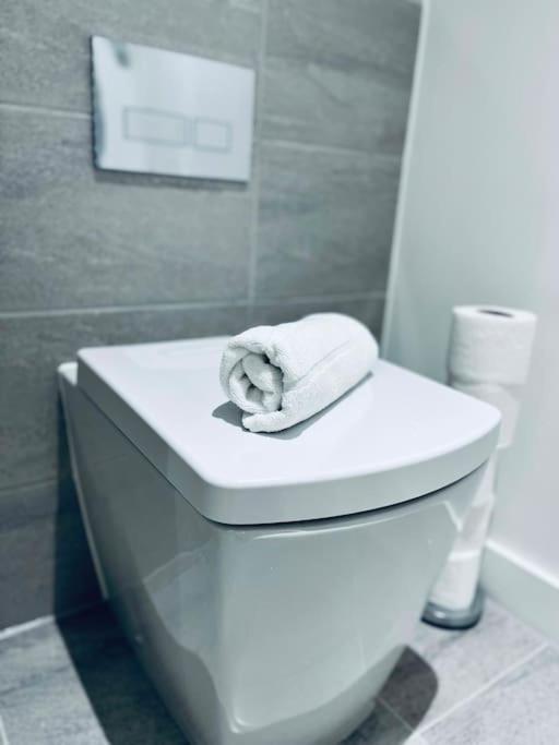 מנצ'סטר Modern One Bedroom Apartment Near Old Trafford Stadium מראה חיצוני תמונה