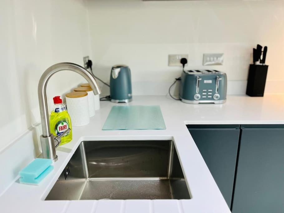 מנצ'סטר Modern One Bedroom Apartment Near Old Trafford Stadium מראה חיצוני תמונה