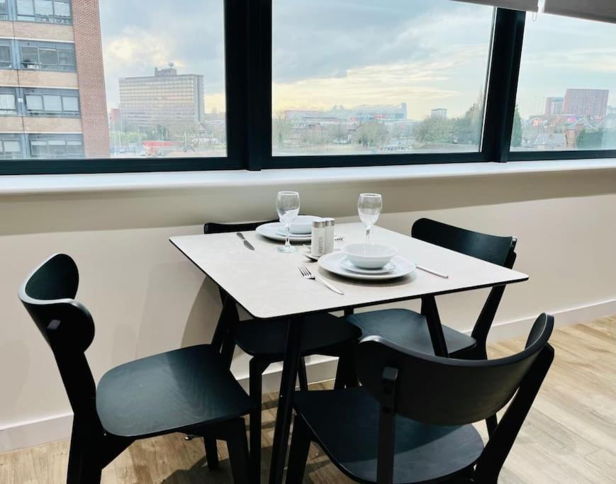 מנצ'סטר Modern One Bedroom Apartment Near Old Trafford Stadium מראה חיצוני תמונה